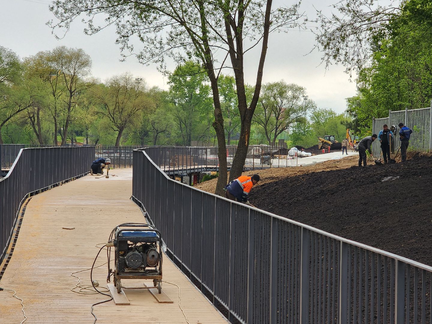 чехов, улица береговая, набережная реки теребенка, благоустройство, реконструкция, строительство, пешеходные зоны, дорожки на сваях, металлические каркасы, деревянные настилы, укладка настилов, ограждения, сварочные работы, госпрограмма московской области,