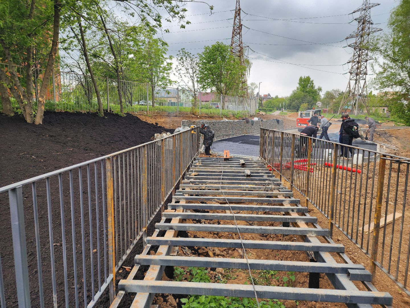 чехов, улица береговая, набережная реки теребенка, благоустройство, реконструкция, строительство, пешеходные зоны, дорожки на сваях, металлические каркасы, деревянные настилы, укладка настилов, ограждения, сварочные работы, госпрограмма московской области,