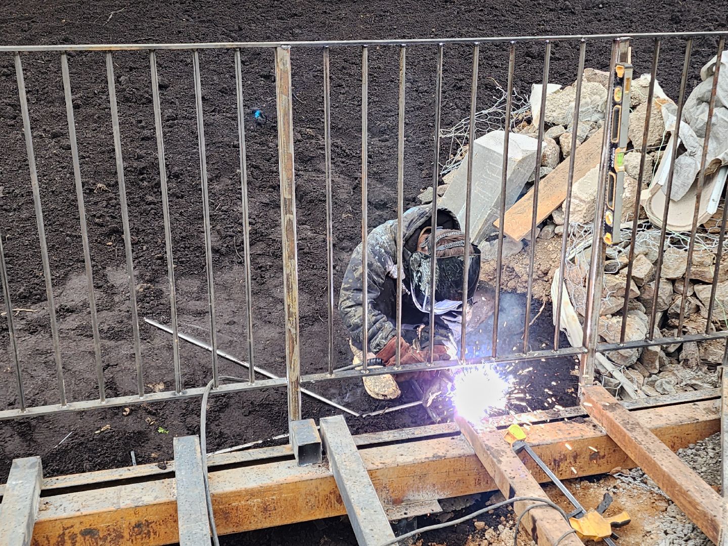 чехов, улица береговая, набережная реки теребенка, благоустройство, реконструкция, строительство, пешеходные зоны, дорожки на сваях, металлические каркасы, деревянные настилы, укладка настилов, ограждения, сварочные работы, госпрограмма московской области,