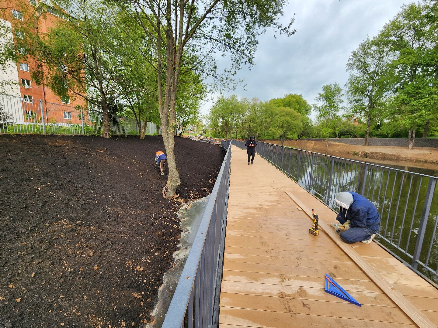 чехов, улица береговая, набережная реки теребенка, благоустройство, реконструкция, строительство, пешеходные зоны, дорожки на сваях, металлические каркасы, деревянные настилы, укладка настилов, ограждения, сварочные работы, госпрограмма московской области,