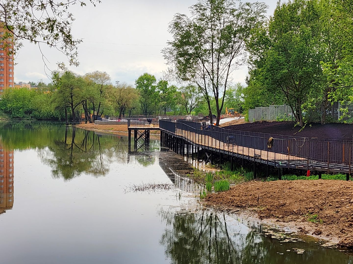 чехов, улица береговая, набережная реки теребенка, благоустройство, реконструкция, строительство, пешеходные зоны, дорожки на сваях, металлические каркасы, деревянные настилы, укладка настилов, ограждения, сварочные работы, госпрограмма московской области,