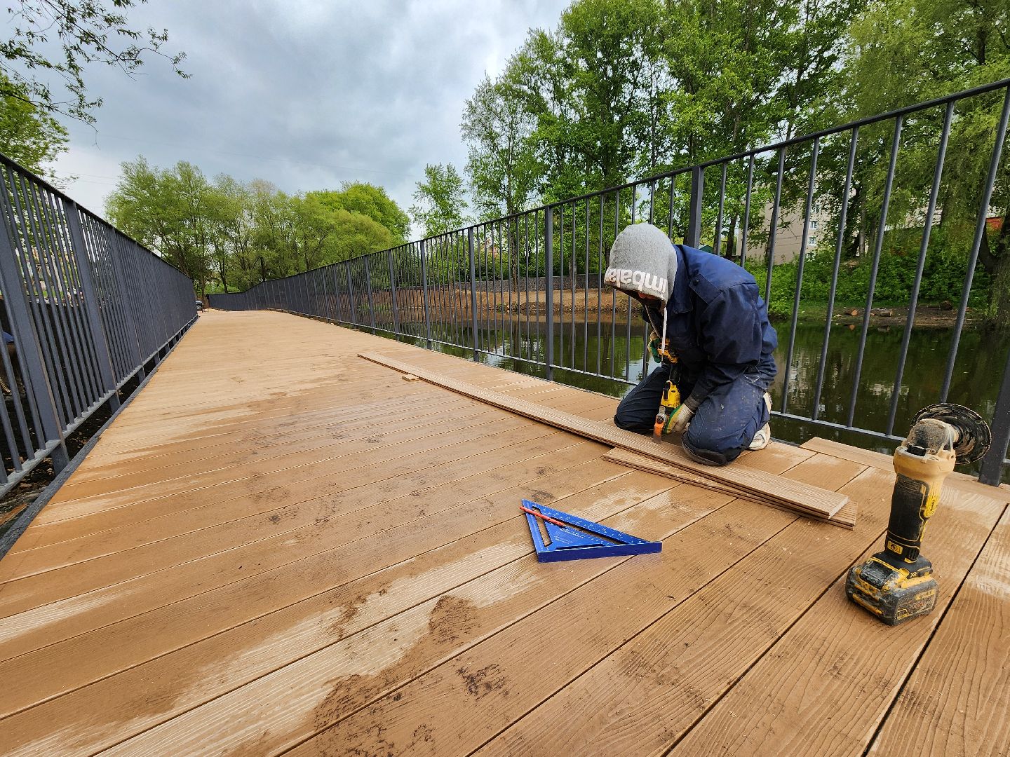 чехов, улица береговая, набережная реки теребенка, благоустройство, реконструкция, строительство, пешеходные зоны, дорожки на сваях, металлические каркасы, деревянные настилы, укладка настилов, ограждения, сварочные работы, госпрограмма московской области,