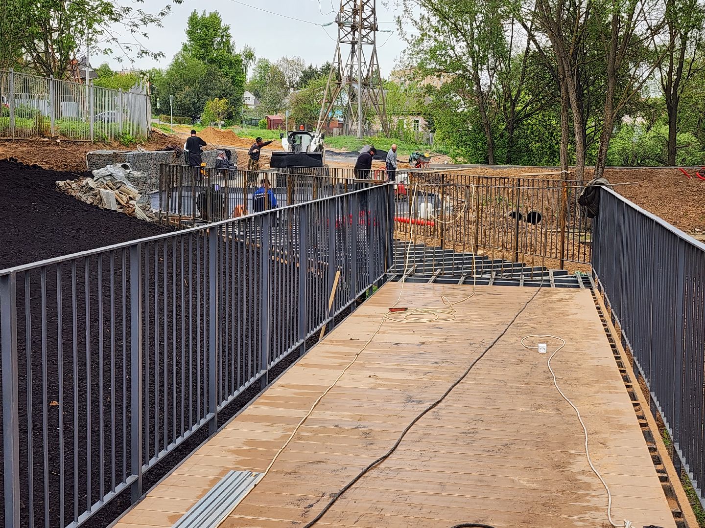 чехов, улица береговая, набережная реки теребенка, благоустройство, реконструкция, строительство, пешеходные зоны, дорожки на сваях, металлические каркасы, деревянные настилы, укладка настилов, ограждения, сварочные работы, госпрограмма московской области,