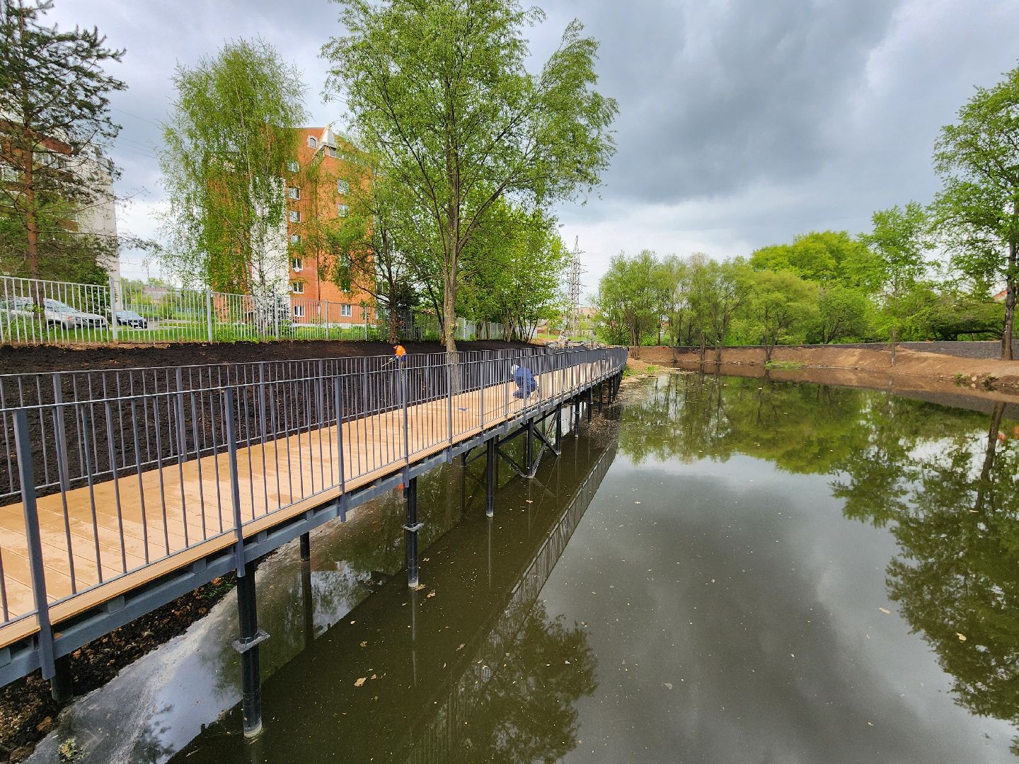 чехов, улица береговая, набережная реки теребенка, благоустройство, реконструкция, строительство, пешеходные зоны, дорожки на сваях, металлические каркасы, деревянные настилы, укладка настилов, ограждения, сварочные работы, госпрограмма московской области,