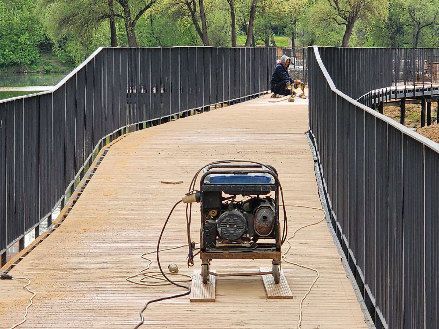 чехов, улица береговая, набережная реки теребенка, благоустройство, реконструкция, строительство, пешеходные зоны, дорожки на сваях, металлические каркасы, деревянные настилы, укладка настилов, ограждения, сварочные работы, госпрограмма московской области,