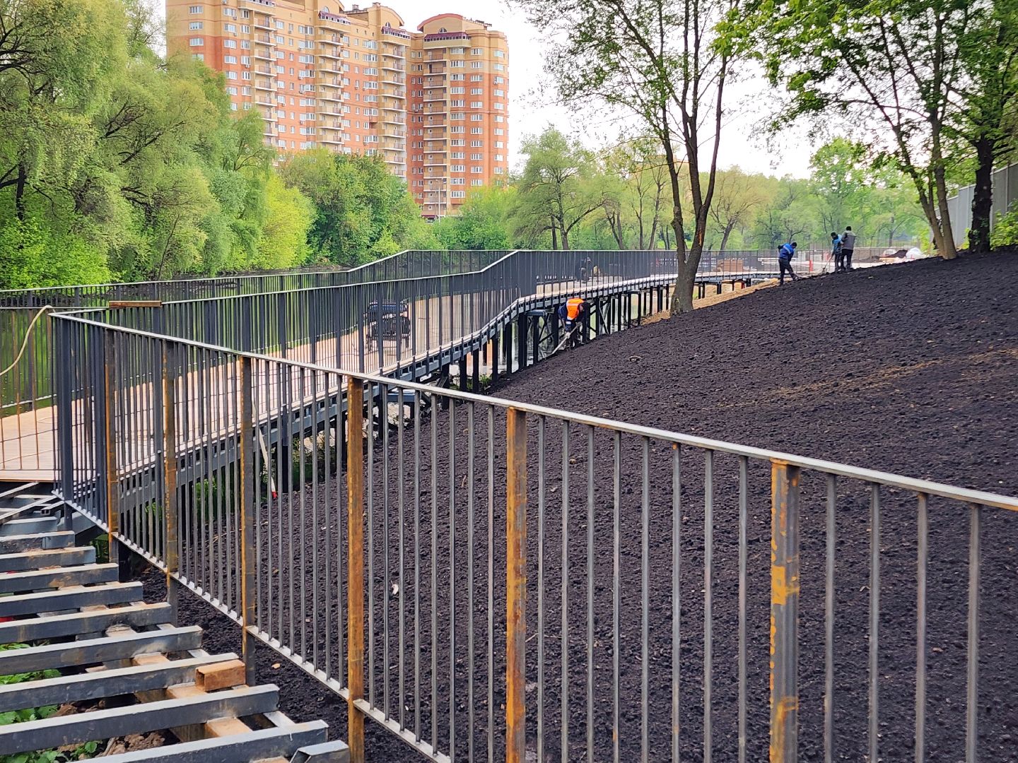 чехов, улица береговая, набережная реки теребенка, благоустройство, реконструкция, строительство, пешеходные зоны, дорожки на сваях, металлические каркасы, деревянные настилы, укладка настилов, ограждения, сварочные работы, госпрограмма московской области,