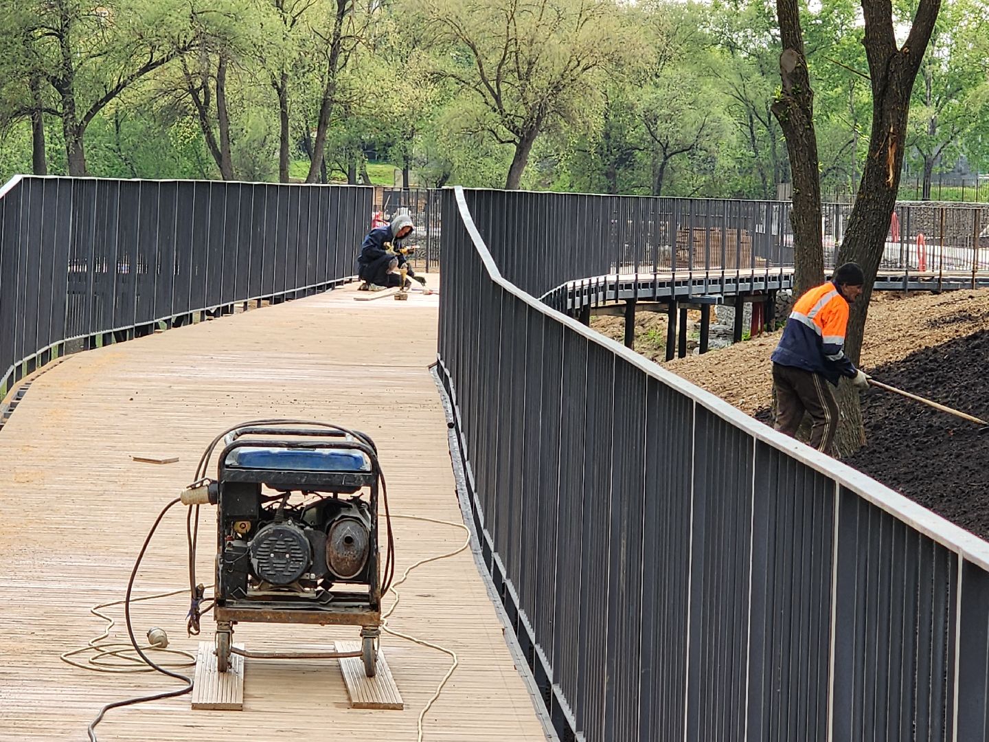 чехов, улица береговая, набережная реки теребенка, благоустройство, реконструкция, строительство, пешеходные зоны, дорожки на сваях, металлические каркасы, деревянные настилы, укладка настилов, ограждения, сварочные работы, госпрограмма московской области,