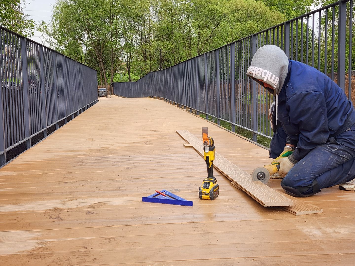 чехов, улица береговая, набережная реки теребенка, благоустройство, реконструкция, строительство, пешеходные зоны, дорожки на сваях, металлические каркасы, деревянные настилы, укладка настилов, ограждения, сварочные работы, госпрограмма московской области,