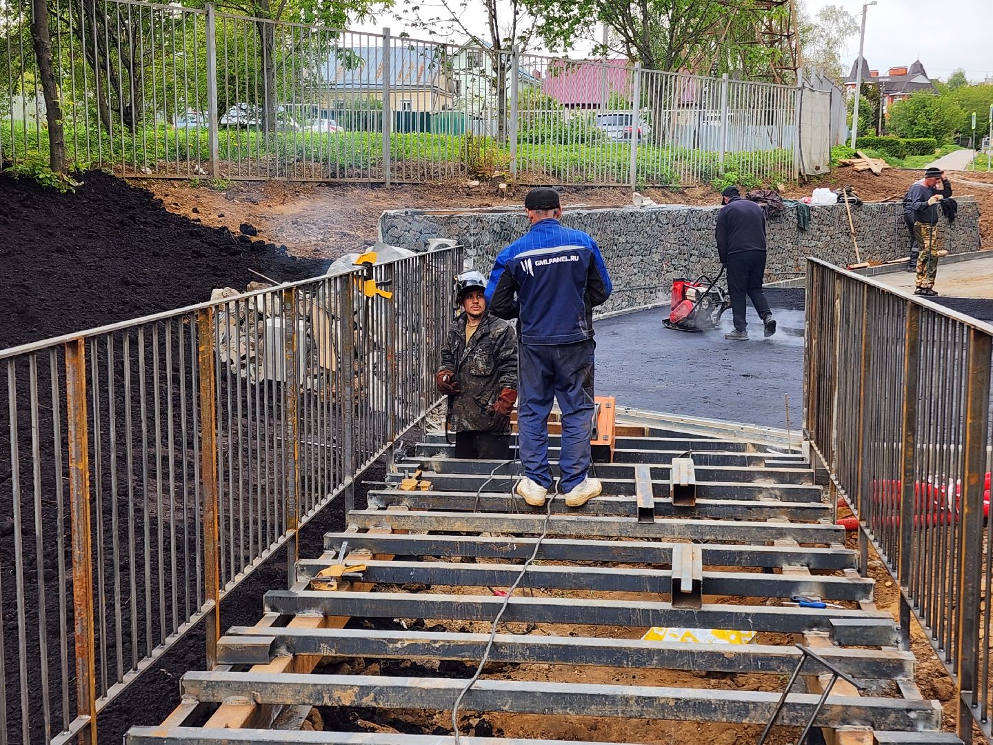 чехов, улица береговая, набережная реки теребенка, благоустройство, реконструкция, строительство, пешеходные зоны, дорожки на сваях, металлические каркасы, деревянные настилы, укладка настилов, ограждения, сварочные работы, госпрограмма московской области,