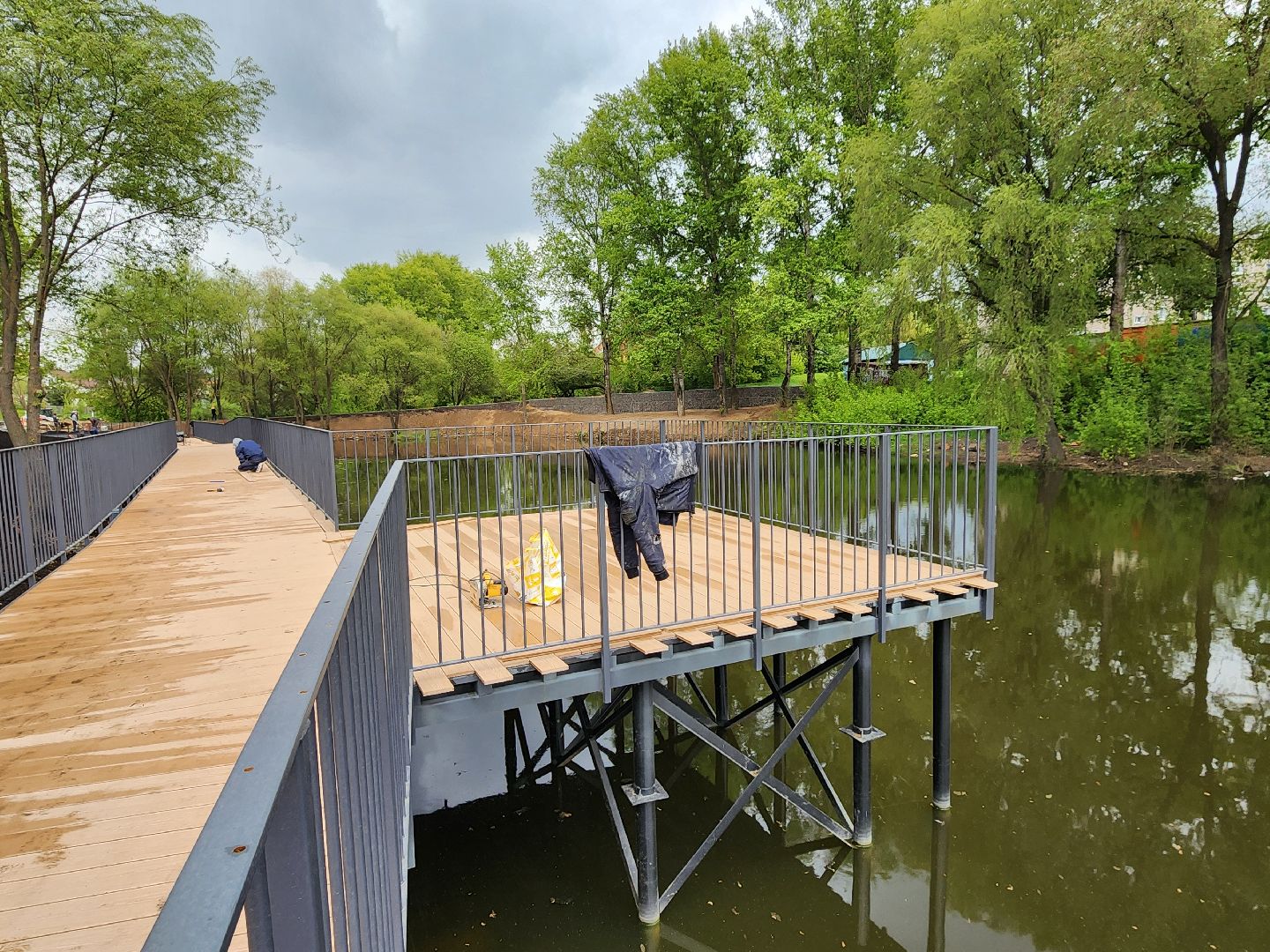 чехов, улица береговая, набережная реки теребенка, благоустройство, реконструкция, строительство, пешеходные зоны, дорожки на сваях, металлические каркасы, деревянные настилы, укладка настилов, ограждения, сварочные работы, госпрограмма московской области,