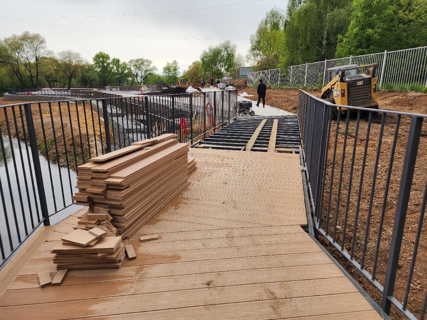 чехов, улица береговая, набережная реки теребенка, благоустройство, реконструкция, строительство, пешеходные зоны, дорожки на сваях, металлические каркасы, деревянные настилы, укладка настилов, ограждения, сварочные работы, госпрограмма московской области,