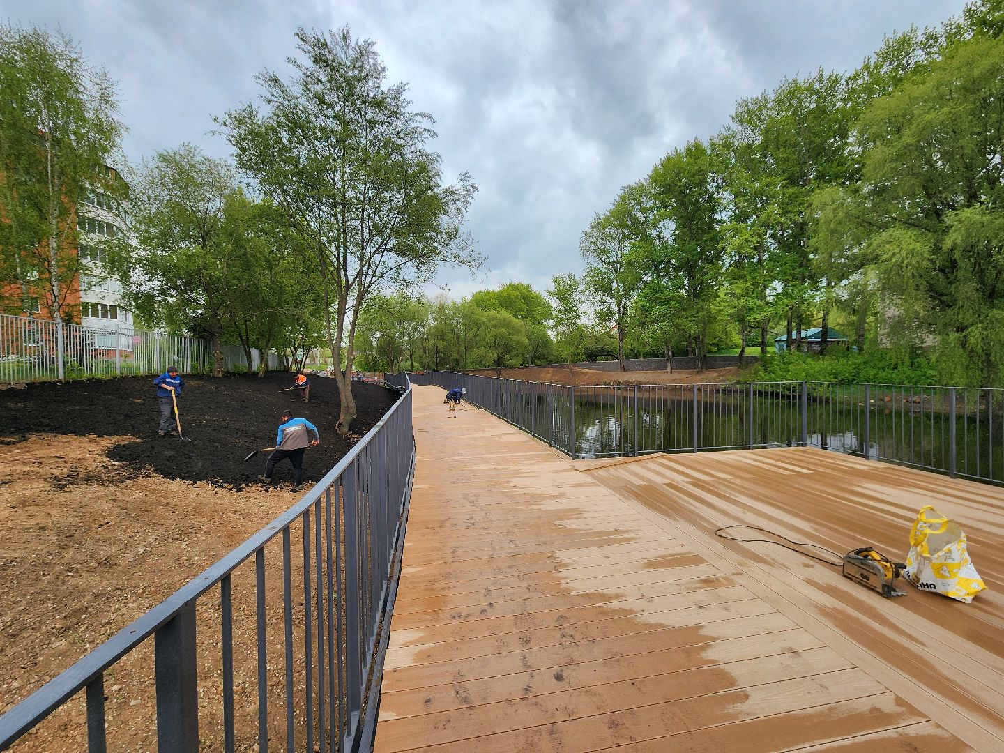 чехов, улица береговая, набережная реки теребенка, благоустройство, реконструкция, строительство, пешеходные зоны, дорожки на сваях, металлические каркасы, деревянные настилы, укладка настилов, ограждения, сварочные работы, госпрограмма московской области,