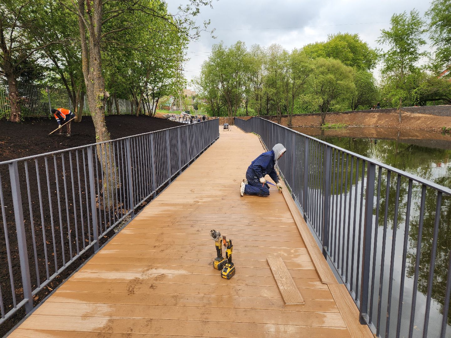 чехов, улица береговая, набережная реки теребенка, благоустройство, реконструкция, строительство, пешеходные зоны, дорожки на сваях, металлические каркасы, деревянные настилы, укладка настилов, ограждения, сварочные работы, госпрограмма московской области,
