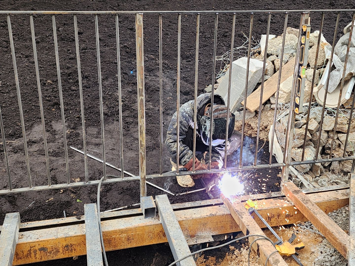 чехов, улица береговая, набережная реки теребенка, благоустройство, реконструкция, строительство, пешеходные зоны, дорожки на сваях, металлические каркасы, деревянные настилы, укладка настилов, ограждения, сварочные работы, госпрограмма московской области,