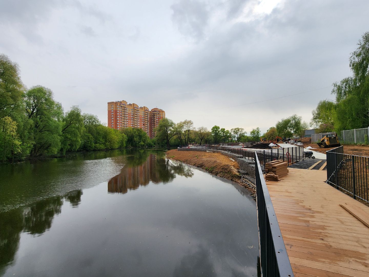 чехов, улица береговая, набережная реки теребенка, благоустройство, реконструкция, строительство, пешеходные зоны, дорожки на сваях, металлические каркасы, деревянные настилы, укладка настилов, ограждения, сварочные работы, госпрограмма московской области,
