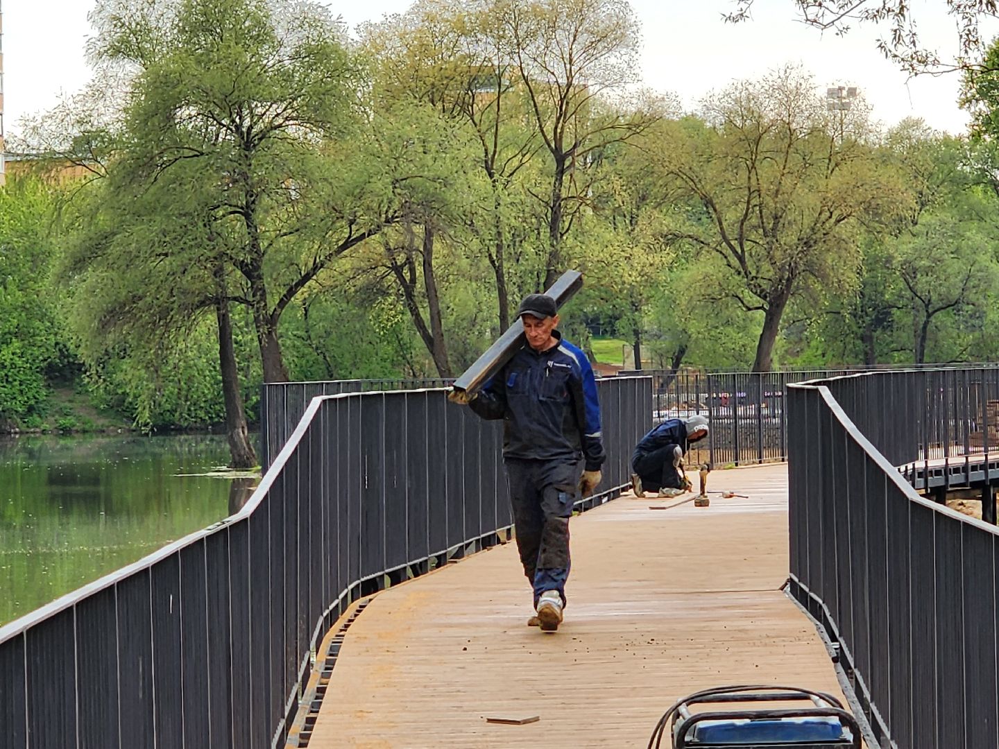 чехов, улица береговая, набережная реки теребенка, благоустройство, реконструкция, строительство, пешеходные зоны, дорожки на сваях, металлические каркасы, деревянные настилы, укладка настилов, ограждения, сварочные работы, госпрограмма московской области,