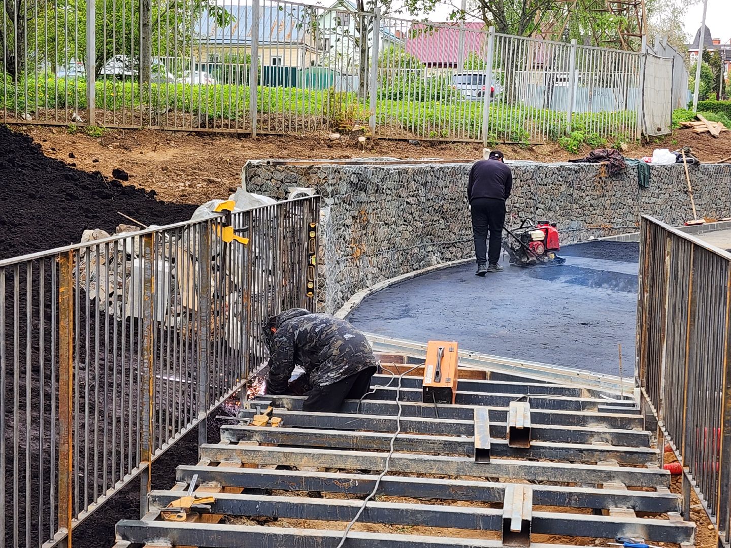 чехов, улица береговая, набережная реки теребенка, благоустройство, реконструкция, строительство, пешеходные зоны, дорожки на сваях, металлические каркасы, деревянные настилы, укладка настилов, ограждения, сварочные работы, госпрограмма московской области,