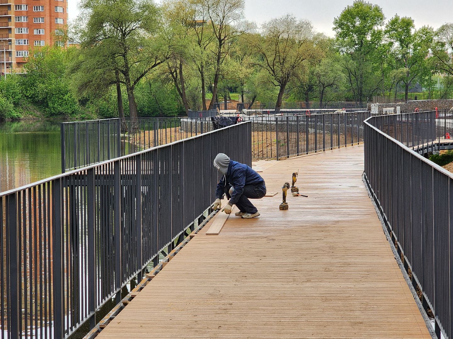 чехов, улица береговая, набережная реки теребенка, благоустройство, реконструкция, строительство, пешеходные зоны, дорожки на сваях, металлические каркасы, деревянные настилы, укладка настилов, ограждения, сварочные работы, госпрограмма московской области,
