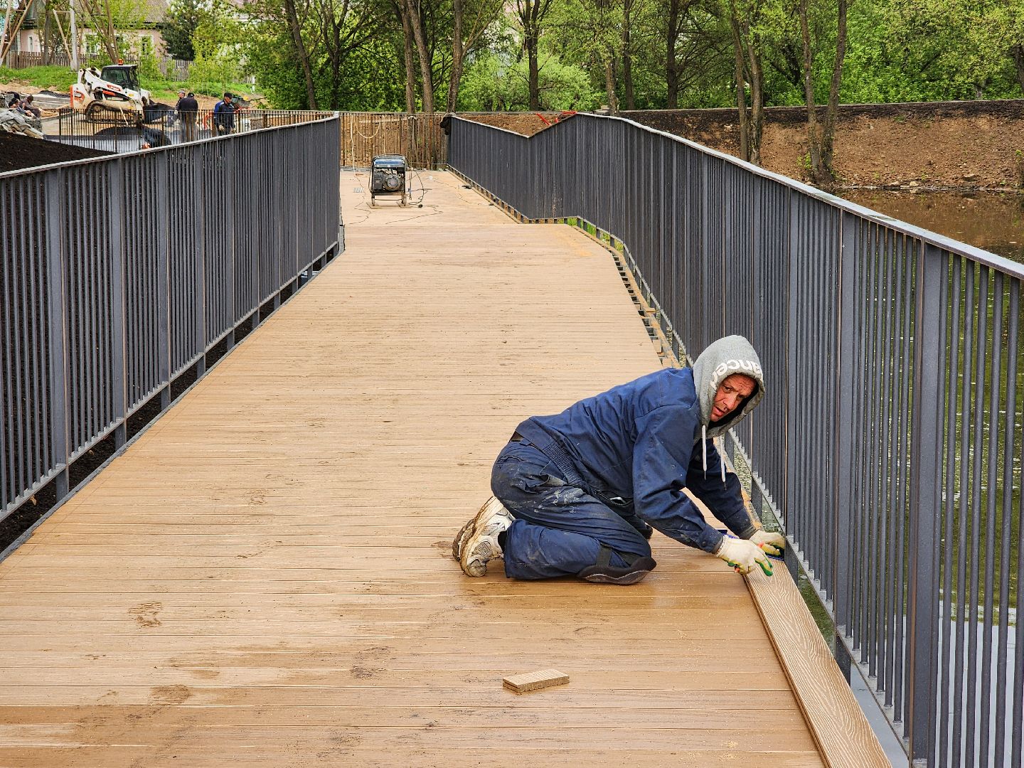 чехов, улица береговая, набережная реки теребенка, благоустройство, реконструкция, строительство, пешеходные зоны, дорожки на сваях, металлические каркасы, деревянные настилы, укладка настилов, ограждения, сварочные работы, госпрограмма московской области,