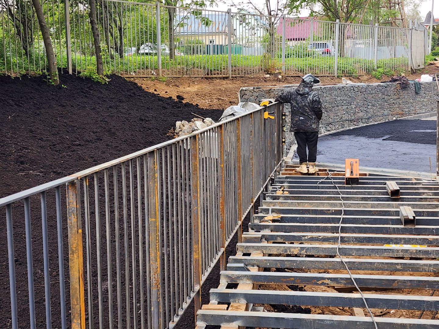 чехов, улица береговая, набережная реки теребенка, благоустройство, реконструкция, строительство, пешеходные зоны, дорожки на сваях, металлические каркасы, деревянные настилы, укладка настилов, ограждения, сварочные работы, госпрограмма московской области,