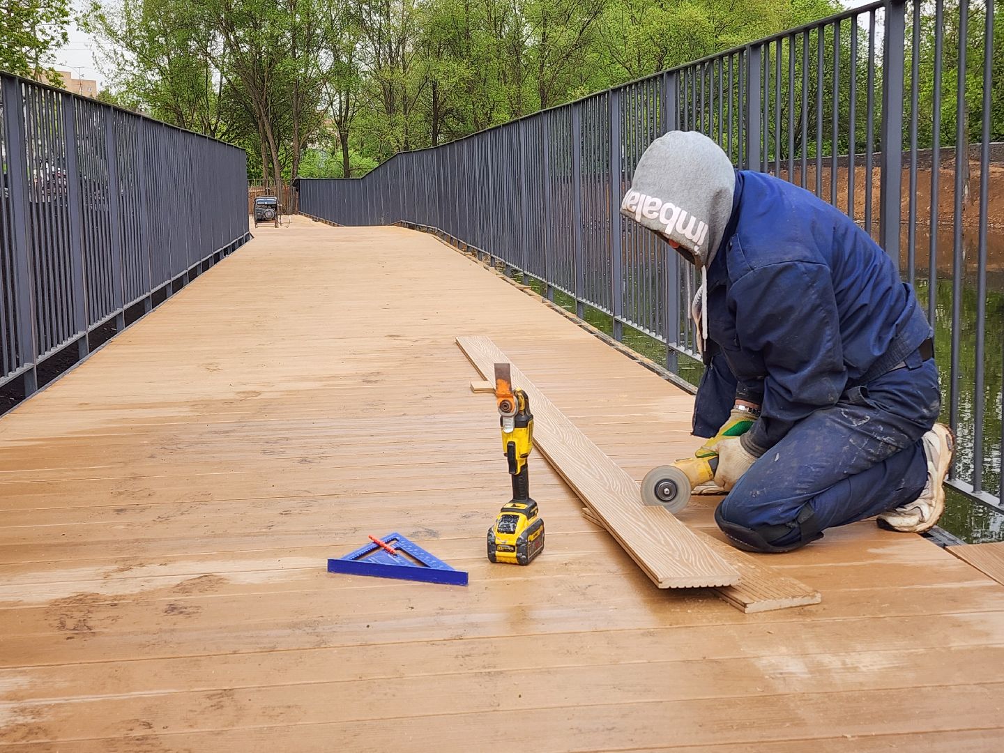 чехов, улица береговая, набережная реки теребенка, благоустройство, реконструкция, строительство, пешеходные зоны, дорожки на сваях, металлические каркасы, деревянные настилы, укладка настилов, ограждения, сварочные работы, госпрограмма московской области,