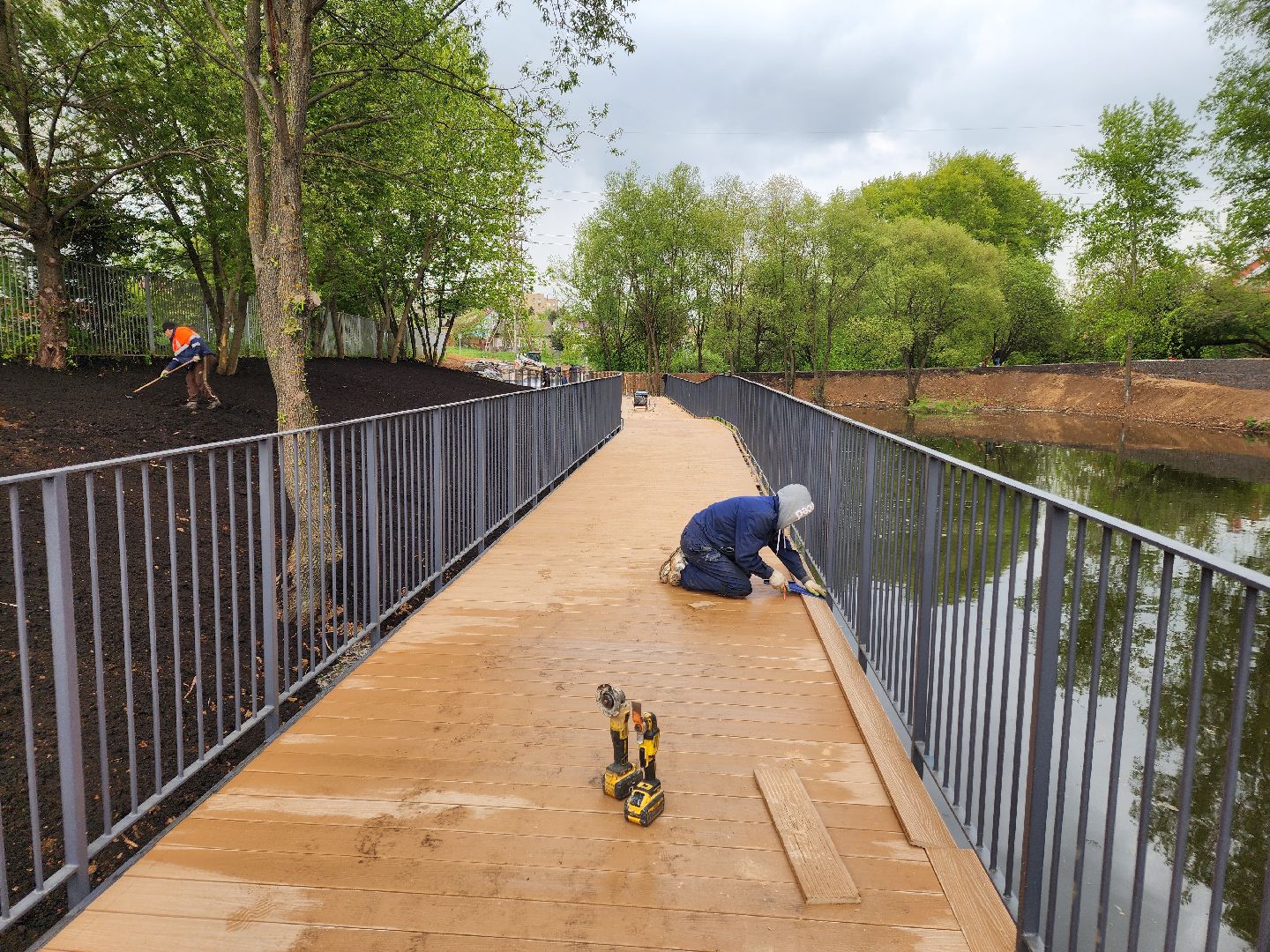 чехов, улица береговая, набережная реки теребенка, благоустройство, реконструкция, строительство, пешеходные зоны, дорожки на сваях, металлические каркасы, деревянные настилы, укладка настилов, ограждения, сварочные работы, госпрограмма московской области,