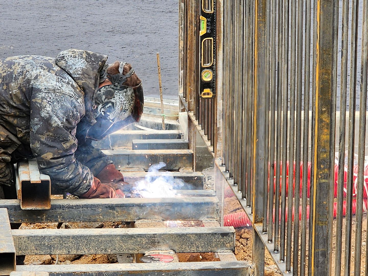 чехов, улица береговая, набережная реки теребенка, благоустройство, реконструкция, строительство, пешеходные зоны, дорожки на сваях, металлические каркасы, деревянные настилы, укладка настилов, ограждения, сварочные работы, госпрограмма московской области,