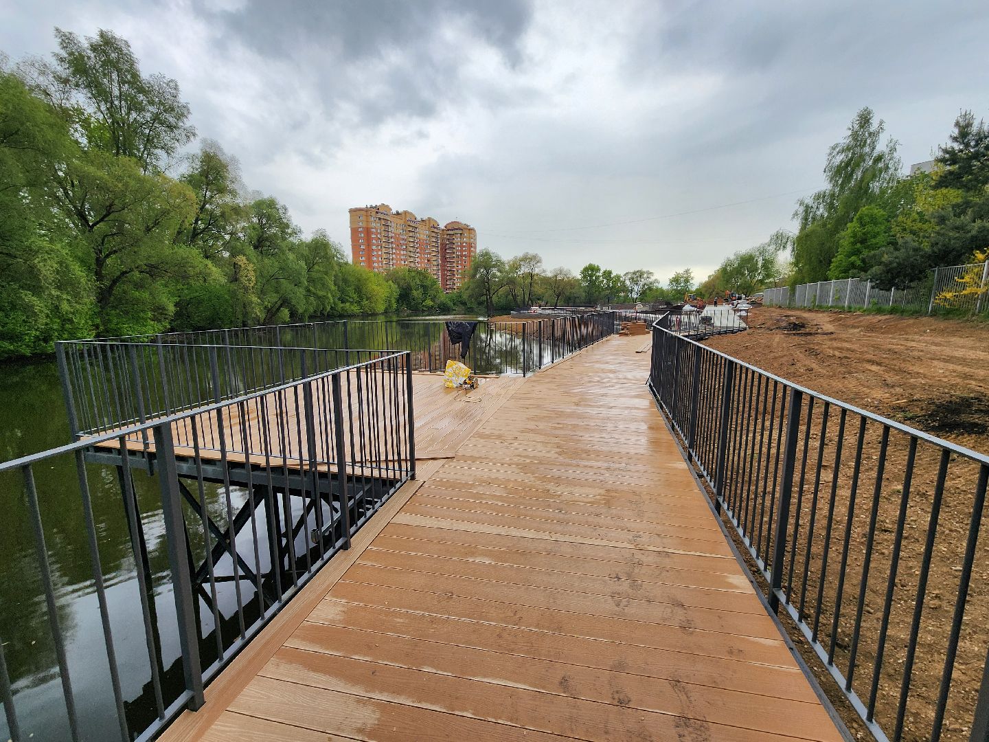 чехов, улица береговая, набережная реки теребенка, благоустройство, реконструкция, строительство, пешеходные зоны, дорожки на сваях, металлические каркасы, деревянные настилы, укладка настилов, ограждения, сварочные работы, госпрограмма московской области,
