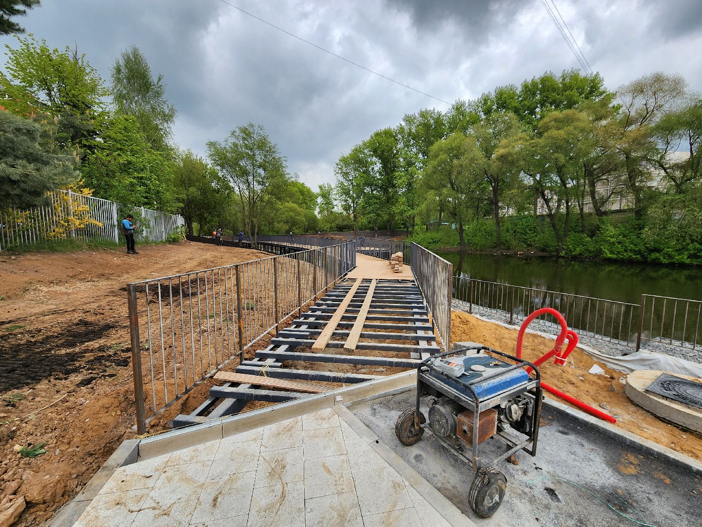 чехов, улица береговая, набережная реки теребенка, благоустройство, реконструкция, строительство, пешеходные зоны, дорожки на сваях, металлические каркасы, деревянные настилы, укладка настилов, ограждения, сварочные работы, госпрограмма московской области,