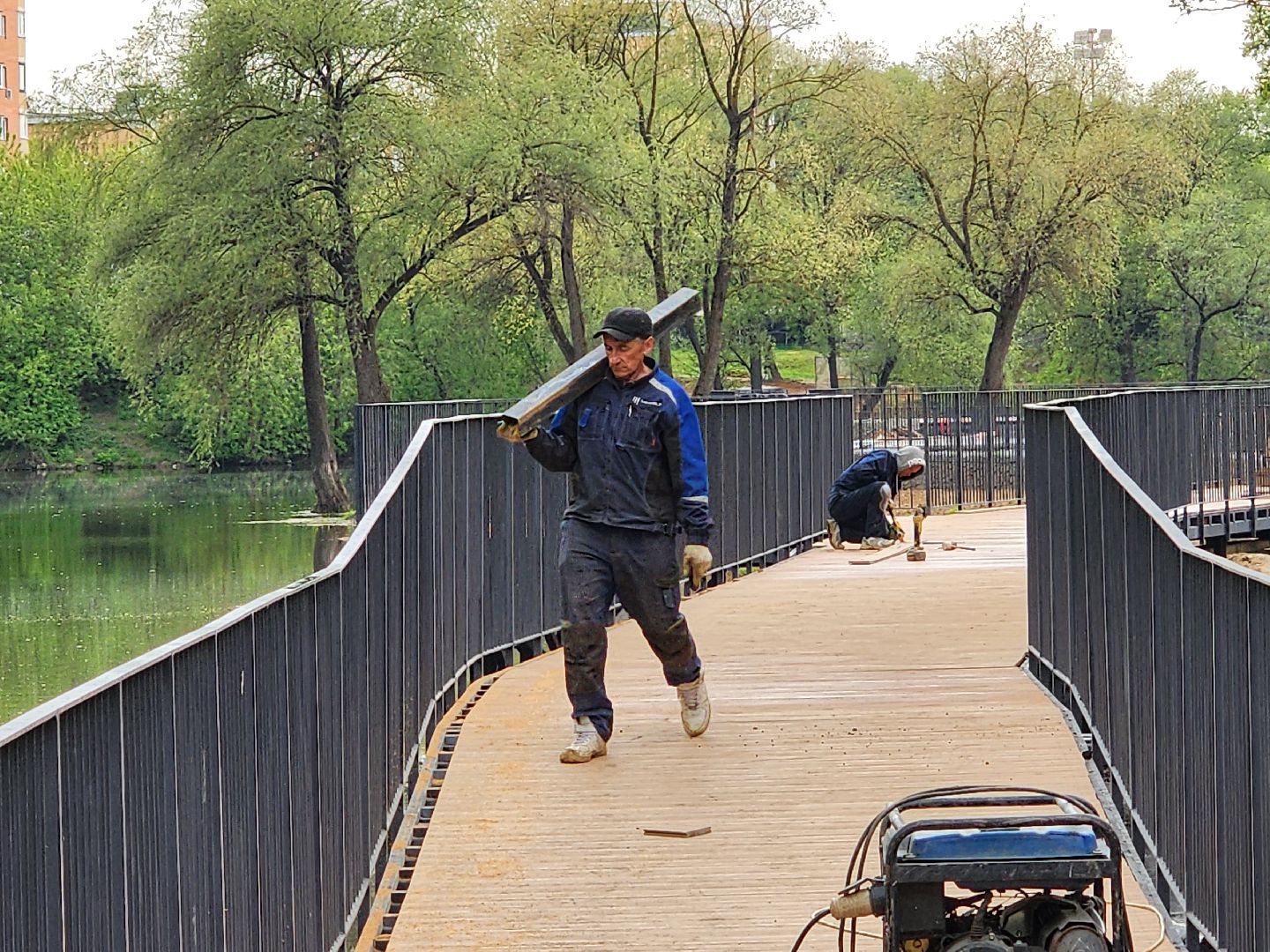 чехов, улица береговая, набережная реки теребенка, благоустройство, реконструкция, строительство, пешеходные зоны, дорожки на сваях, металлические каркасы, деревянные настилы, укладка настилов, ограждения, сварочные работы, госпрограмма московской области,