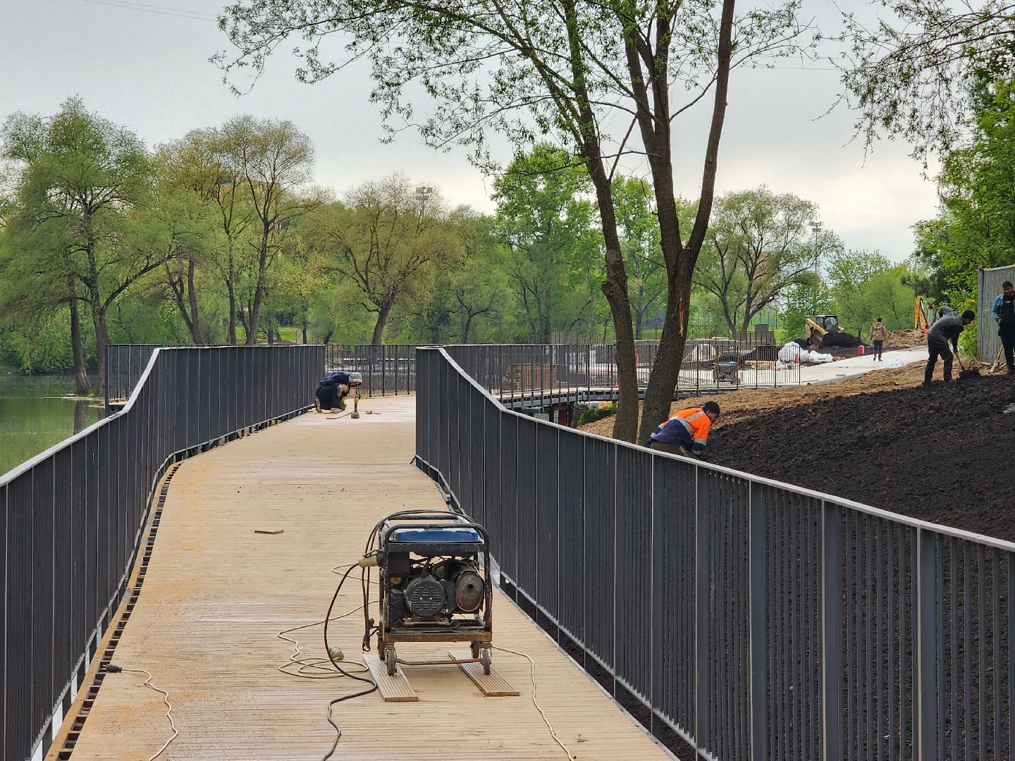 чехов, улица береговая, набережная реки теребенка, благоустройство, реконструкция, строительство, пешеходные зоны, дорожки на сваях, металлические каркасы, деревянные настилы, укладка настилов, ограждения, сварочные работы, госпрограмма московской области,