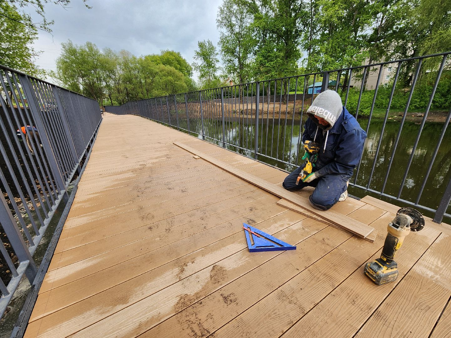 чехов, улица береговая, набережная реки теребенка, благоустройство, реконструкция, строительство, пешеходные зоны, дорожки на сваях, металлические каркасы, деревянные настилы, укладка настилов, ограждения, сварочные работы, госпрограмма московской области,