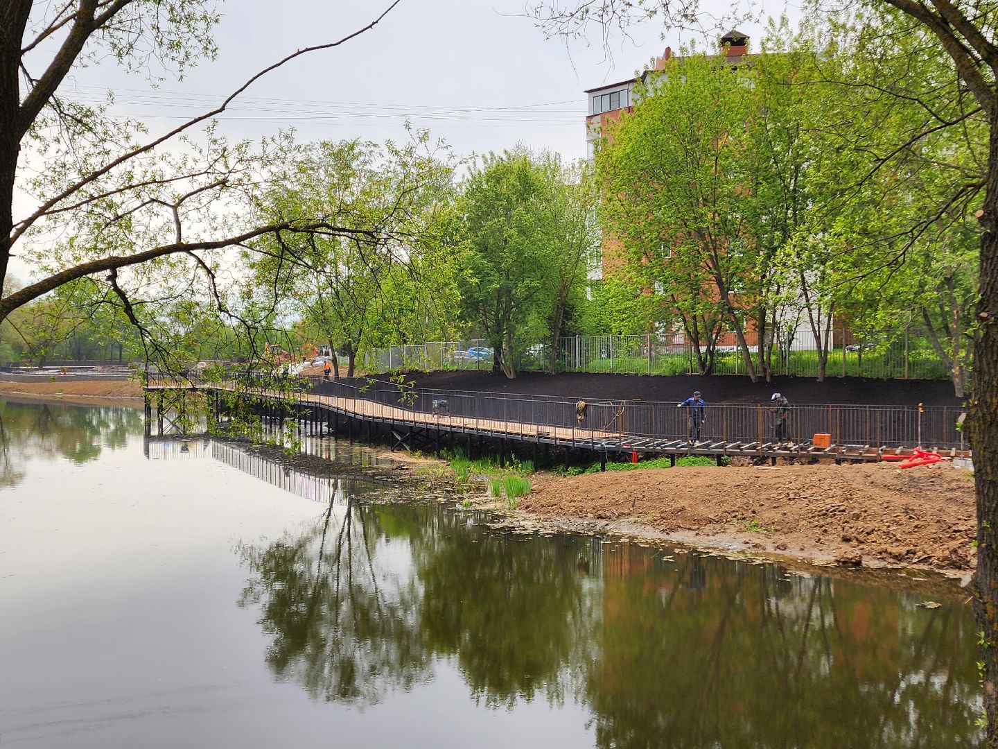 чехов, улица береговая, набережная реки теребенка, благоустройство, реконструкция, строительство, пешеходные зоны, дорожки на сваях, металлические каркасы, деревянные настилы, укладка настилов, ограждения, сварочные работы, госпрограмма московской области,