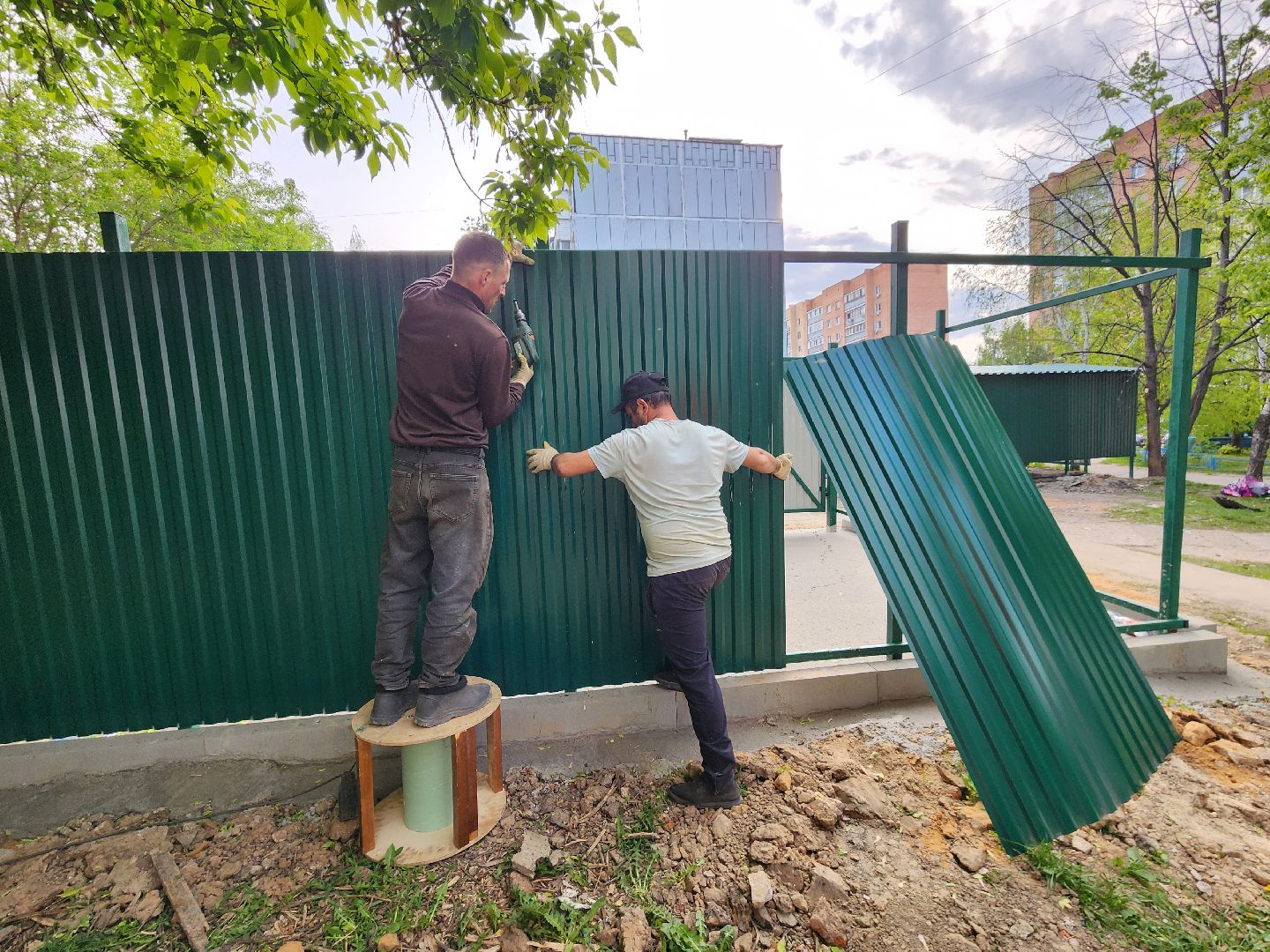 чехов, улица чехова, контейнерная площадка, капитальный ремонт, модернизация, реконструкция, новое ограждение, крыша, твердое покрытие, дополнительные баки, бункер для КГО,