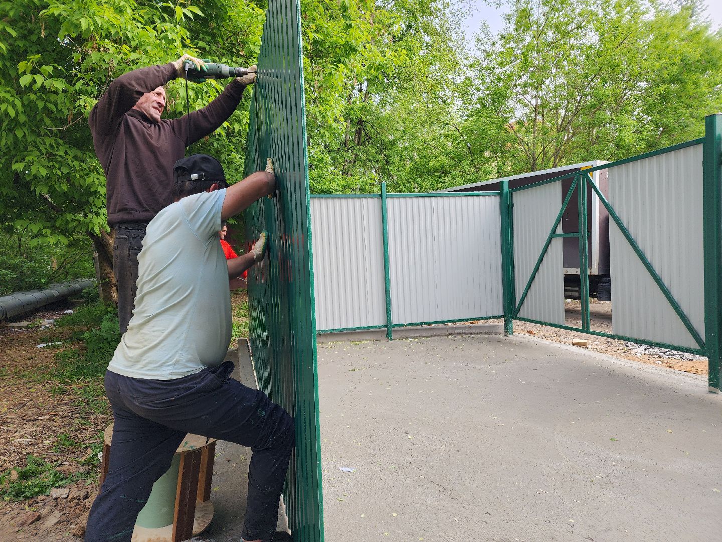 чехов, улица чехова, контейнерная площадка, капитальный ремонт, модернизация, реконструкция, новое ограждение, крыша, твердое покрытие, дополнительные баки, бункер для КГО,