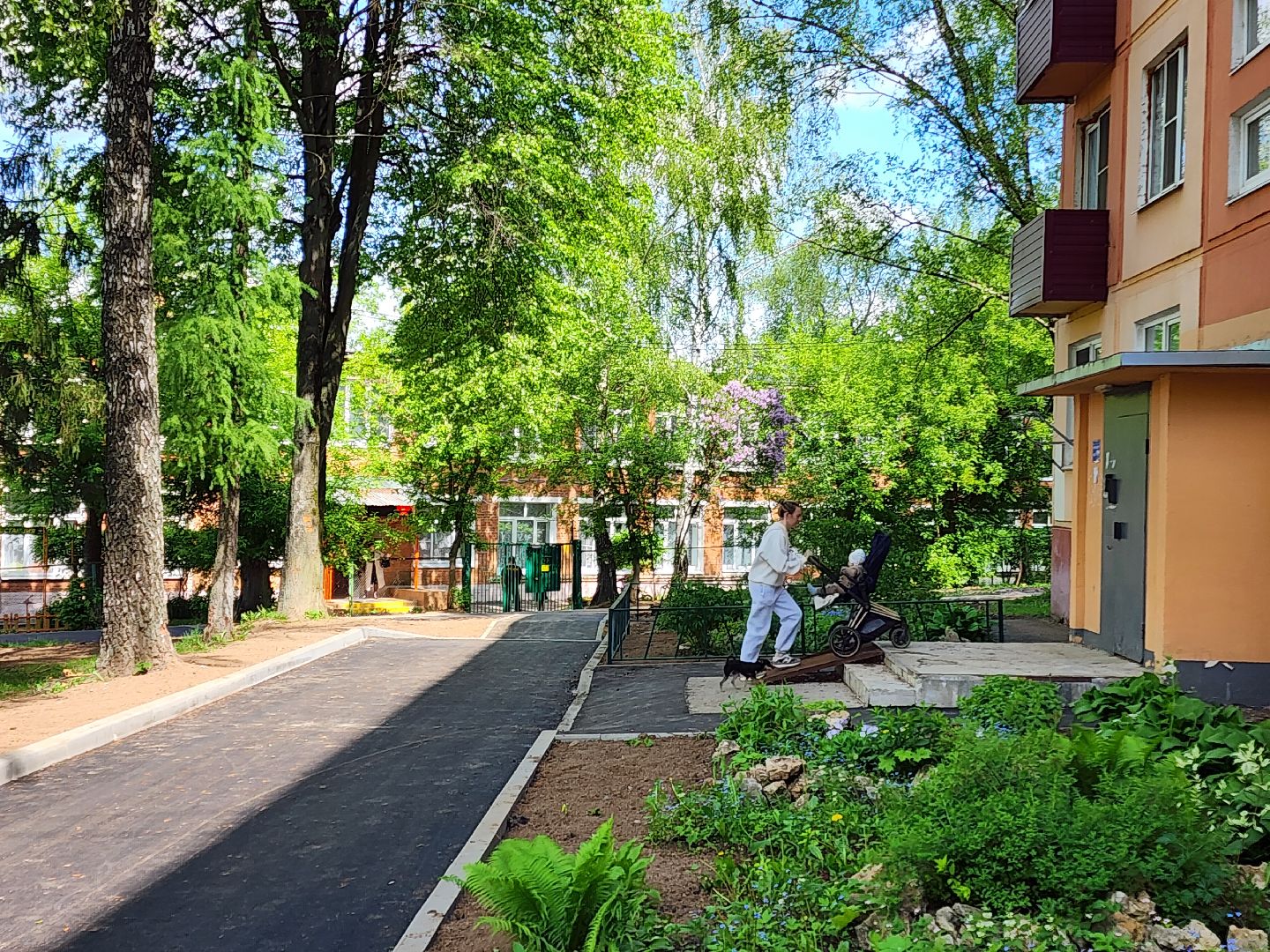 чехов, улица чехова, дворы, комплексное благоустройство, обновление, ремонт, парковки, проезды, пешеходные дорожки, спортивная площадка, зоны отдыха, скамейки, освещение, формирование комфортной городской среды,