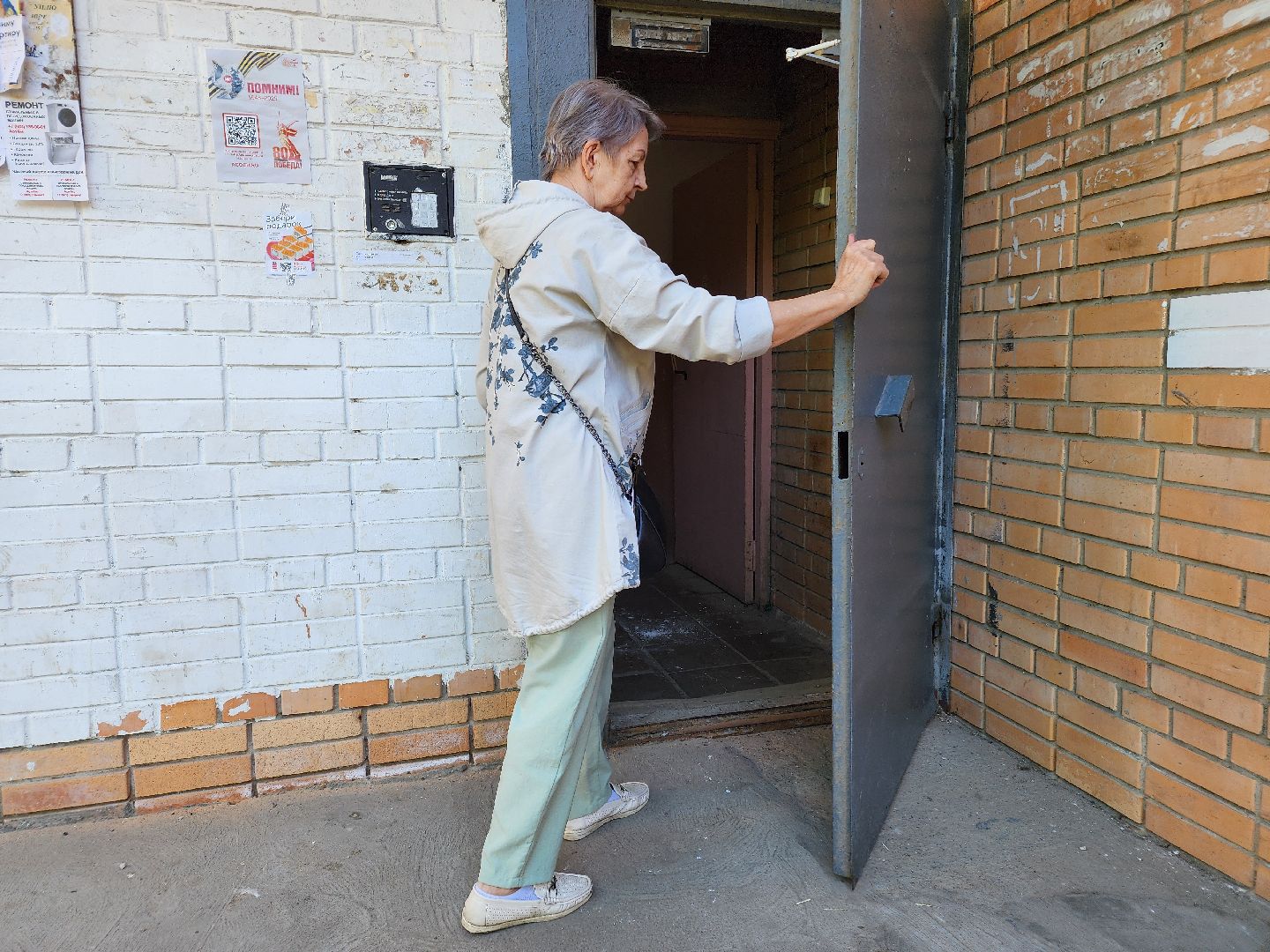 чехов, выездная администрация, встреча с жителями, обращения граждан, улица чехова, жилой дом, ремонт в подъезде, уборка в подъезде, содержание жилого дома, мбу чеховское благоустройство, глава округа михаил собакин,