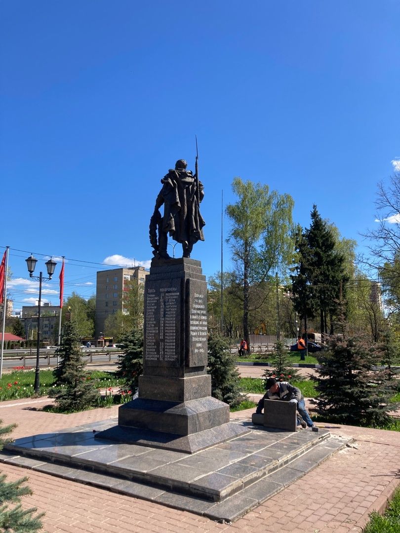 Солнечногорск, Советская площадь, братская могила, 9 мая, памятник