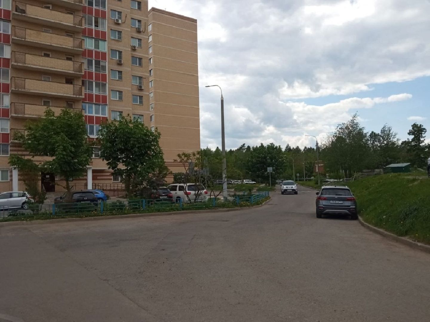 уборка территории, микрорайон школьный власиха, микрорайон тополек власиха, содержание территории,