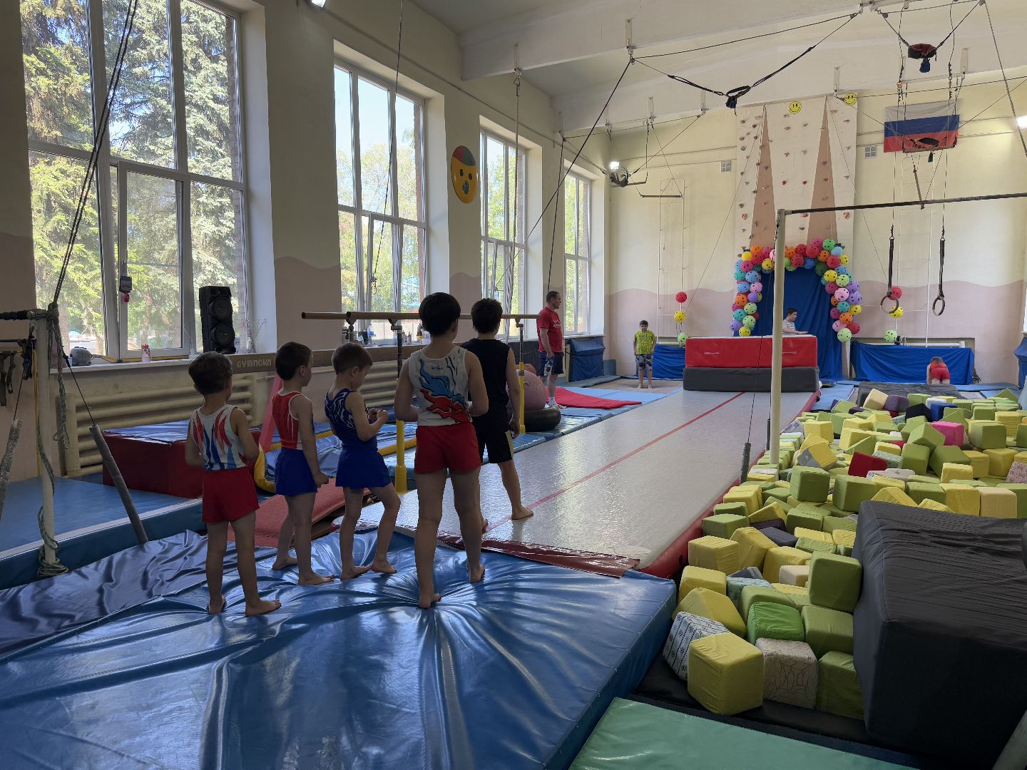 спортивная гимнастика, балашиха, книга рекордов россии, марк маилян, центр гимнастики смайл,