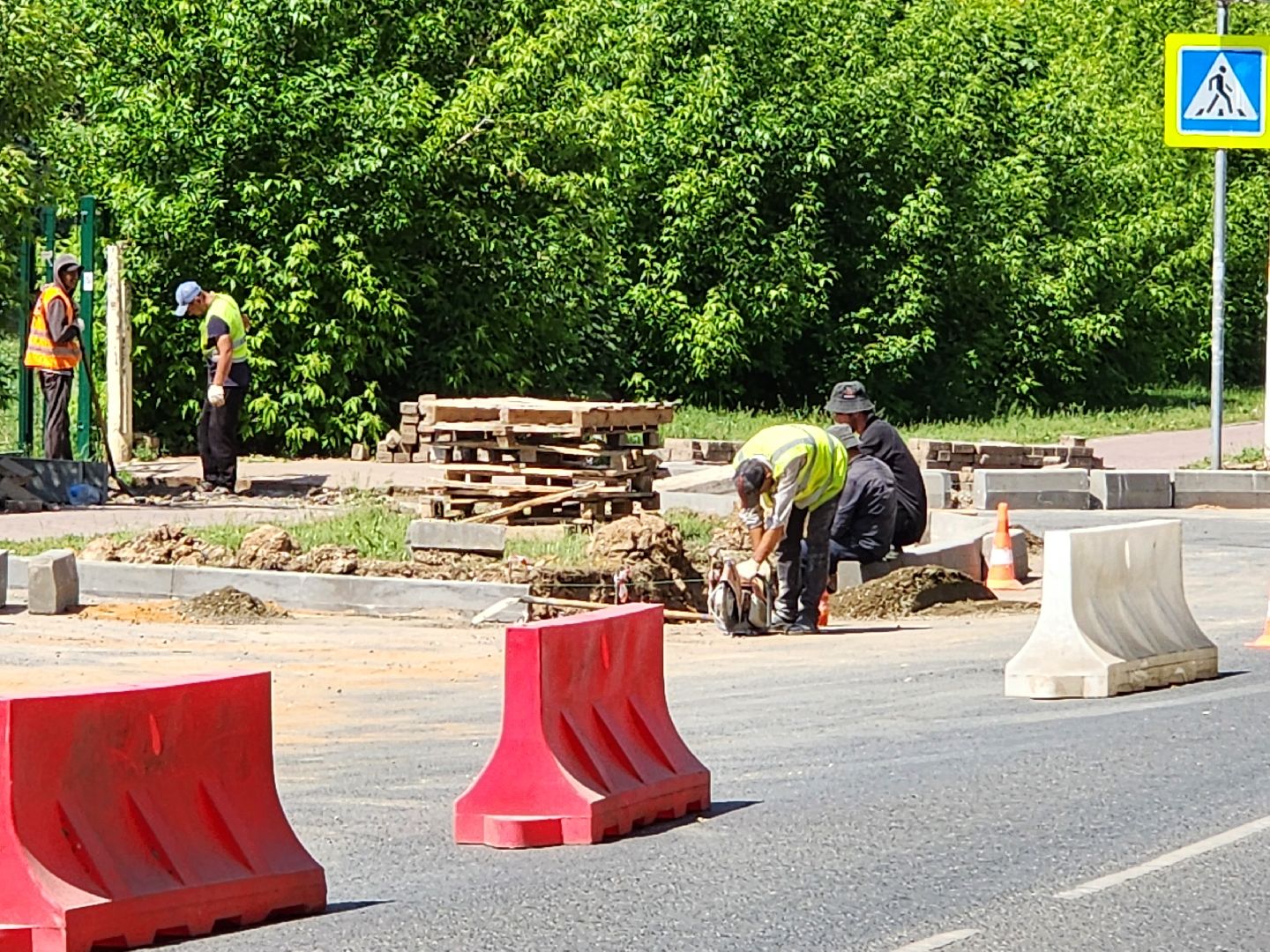 чехов, улица мира,  ремонт дороги, строительство тротуара, дорожные работы, парковки,  автостоянка, детская поликлиника, чеховская больница, госпрограмма московской области, благоустройство,