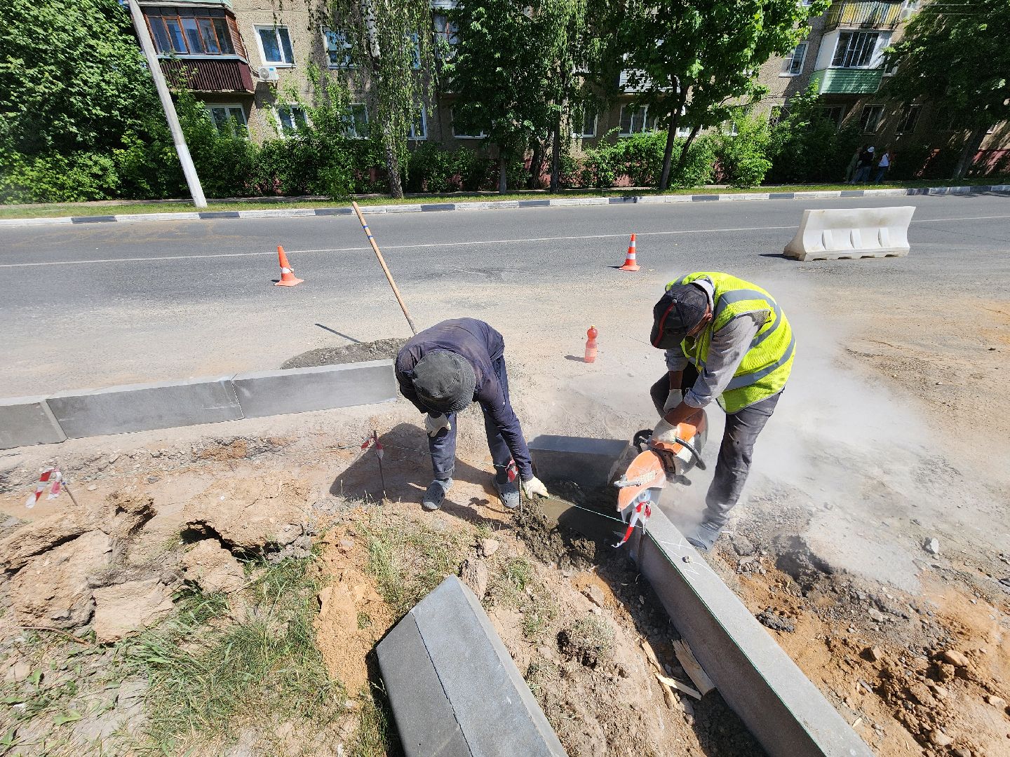 чехов, улица мира,  ремонт дороги, строительство тротуара, дорожные работы, парковки,  автостоянка, детская поликлиника, чеховская больница, госпрограмма московской области, благоустройство,