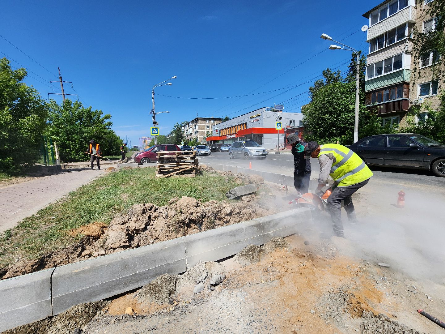 чехов, улица мира,  ремонт дороги, строительство тротуара, дорожные работы, парковки,  автостоянка, детская поликлиника, чеховская больница, госпрограмма московской области, благоустройство,