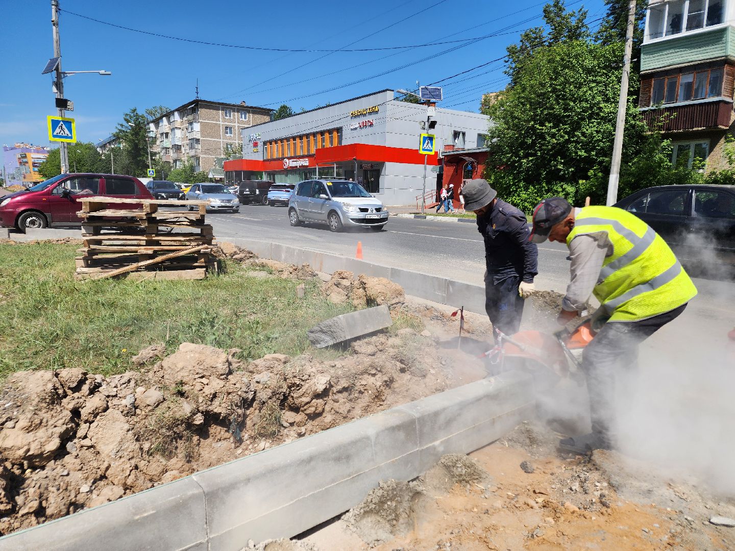 чехов, улица мира,  ремонт дороги, строительство тротуара, дорожные работы, парковки,  автостоянка, детская поликлиника, чеховская больница, госпрограмма московской области, благоустройство,