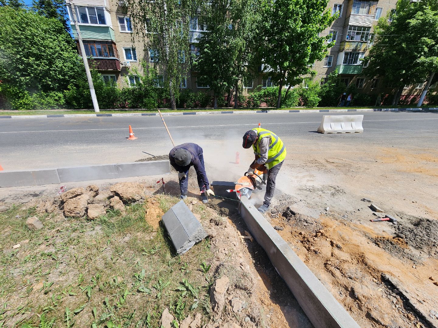 чехов, улица мира,  ремонт дороги, строительство тротуара, дорожные работы, парковки,  автостоянка, детская поликлиника, чеховская больница, госпрограмма московской области, благоустройство,