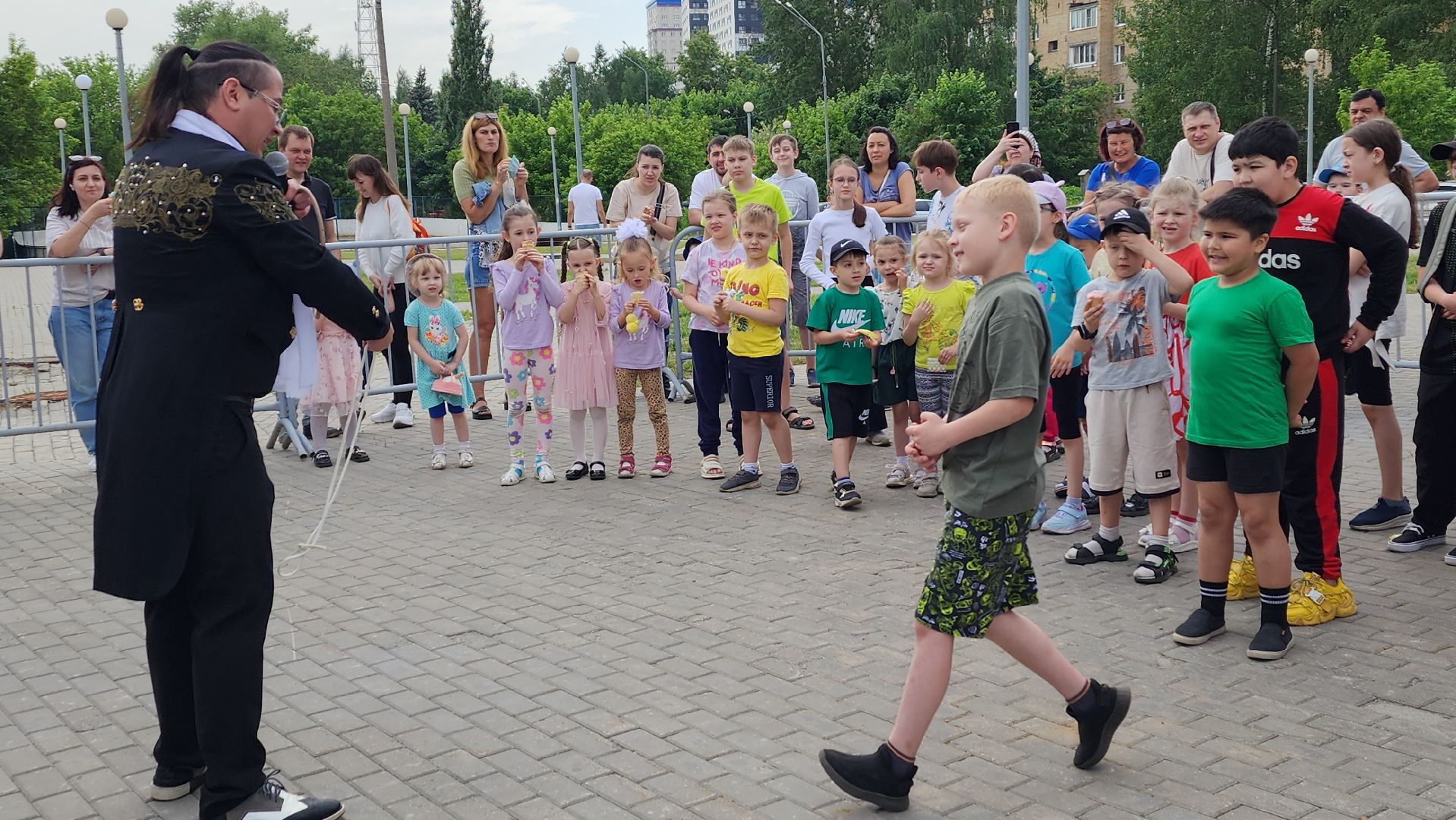 пушкино, вертикалки, день защиты детей, праздник, детский праздник,  во дворе жилых домов, маркет, мастер-класс, концерт, мороженое,управляющая компания,