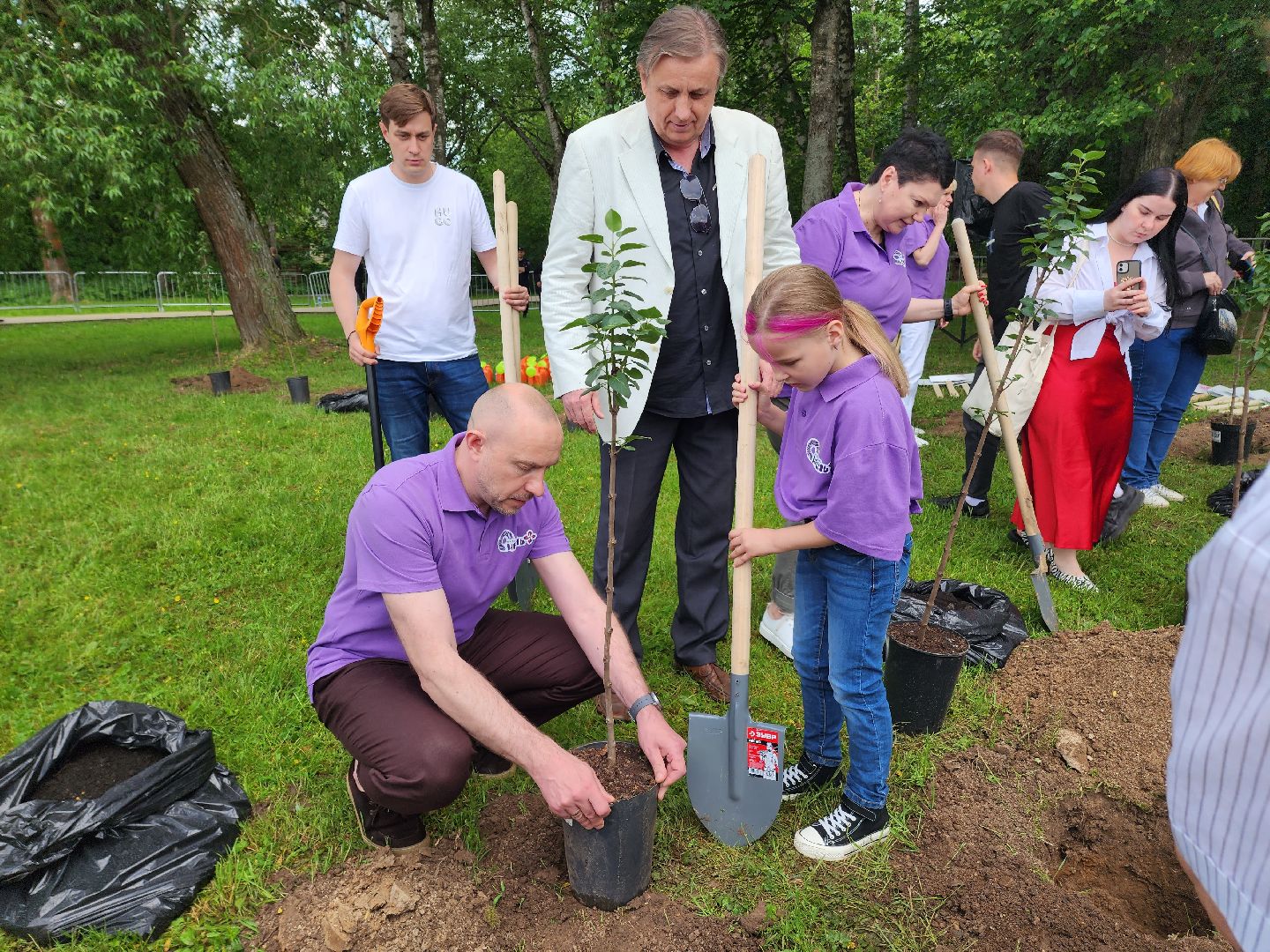 солнечногорск, праздник сирени, высадка сирени, жители, городской парк,