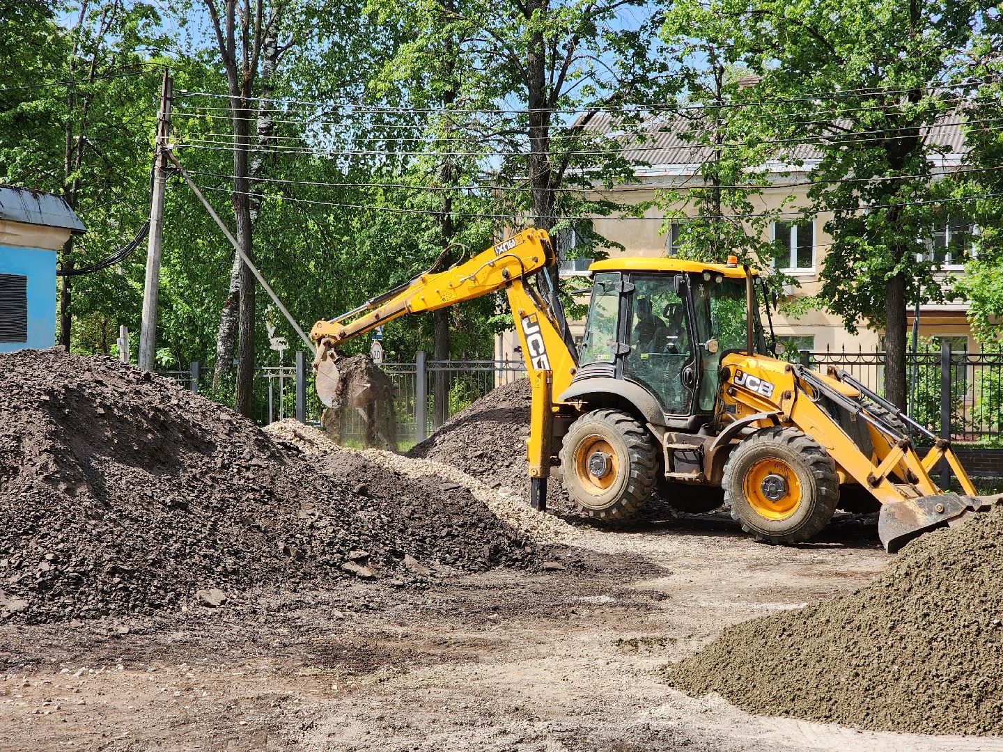 чехов,  улица пионерская 2, чеховская больница, взрослая поликлиника, текущий ремонт,  благоустройство территории, дорожный ремонт, пешеходные дорожки, тротуары, ремонт проездов и проходов, фасадные работы, демонтажные работы, ремонт потолка,