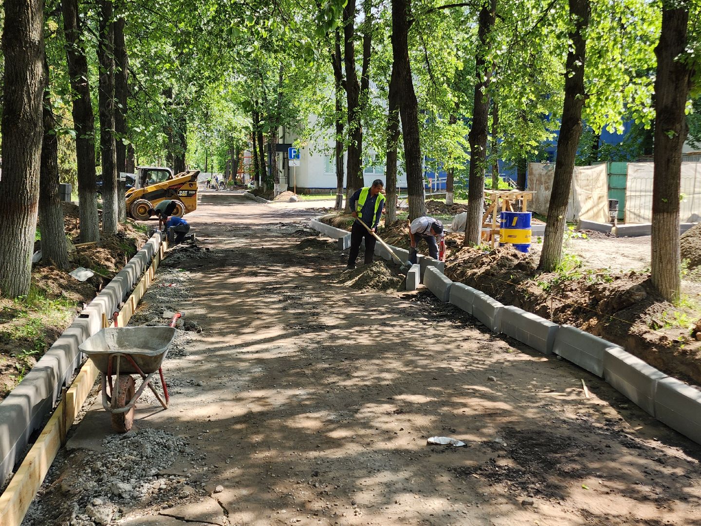 чехов,  улица пионерская 2, чеховская больница, взрослая поликлиника, текущий ремонт,  благоустройство территории, дорожный ремонт, пешеходные дорожки, тротуары, ремонт проездов и проходов, фасадные работы, демонтажные работы, ремонт потолка,