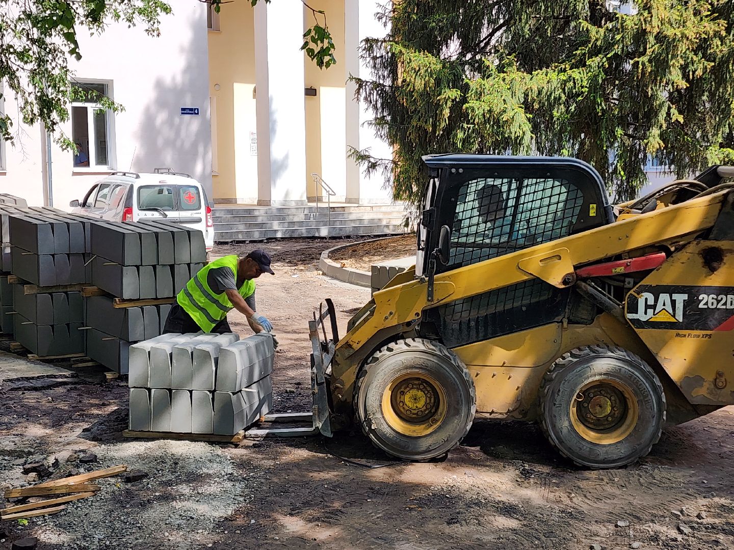 чехов,  улица пионерская 2, чеховская больница, взрослая поликлиника, текущий ремонт,  благоустройство территории, дорожный ремонт, пешеходные дорожки, тротуары, ремонт проездов и проходов, фасадные работы, демонтажные работы, ремонт потолка,